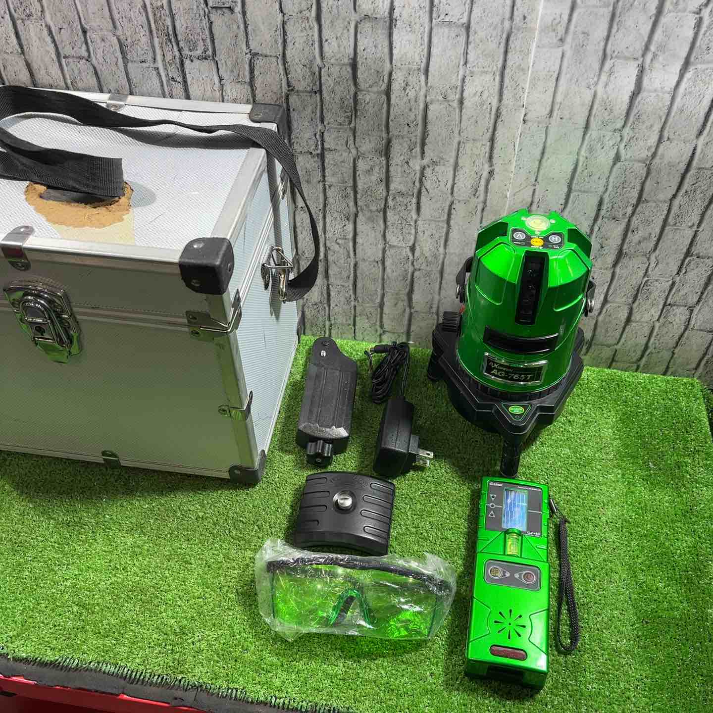 【中古】◇アックスブレーン 高明快さ自動小銃さがし当てる緑であることレーザ墨出し器 AG-765T 01000257【柏店】