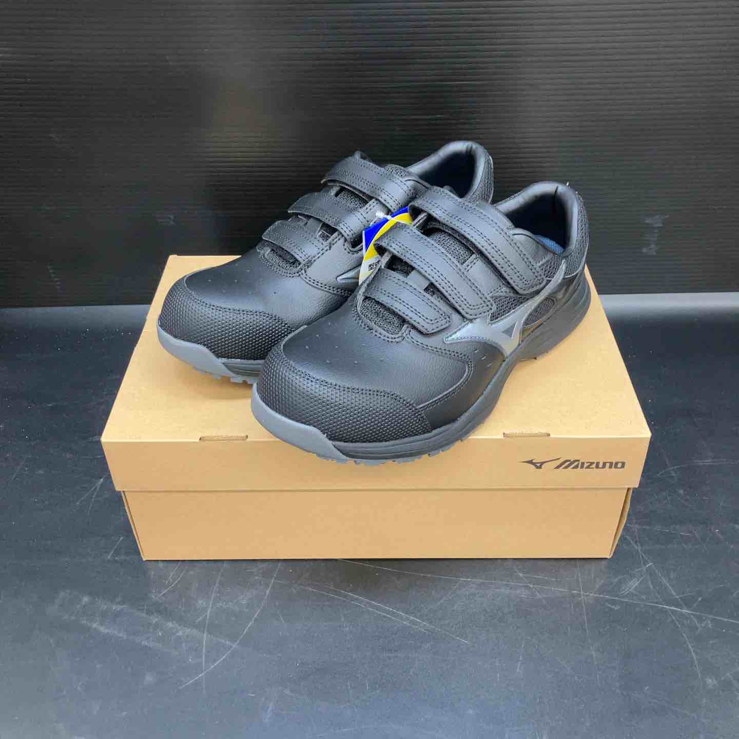 【新古】ミズノ 安全性のある靴 オールマイティLS3 22L(胴締め手合い) 黒いこと×しろがね色 F1GA260109 25.5糎【川越店】