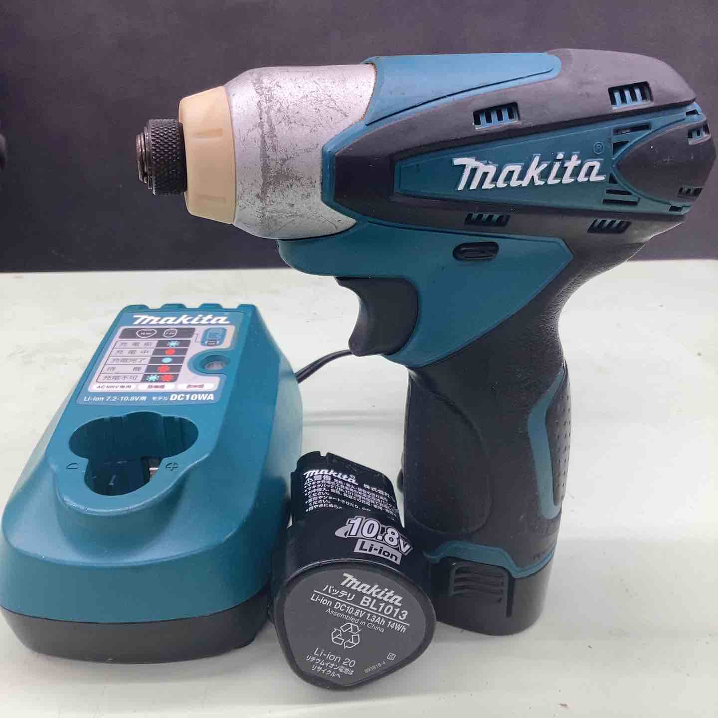 【中古】マキタ(makita) コードレスインパクトドライバー TD090DWX 入れものなし 軽さ パウダーコンパクト 室内装飾工事 DIY 木螺旋釘 雄捻子 中毒者 金属元素 白木 穴あけ 【越谷店】