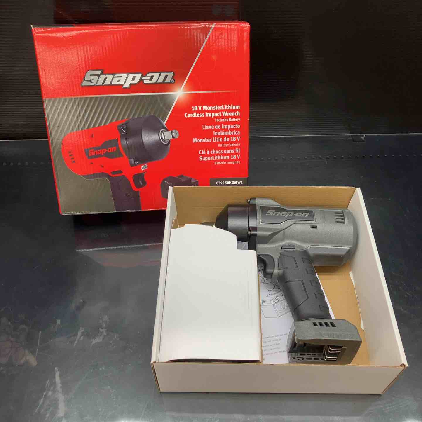 【新古】スナップオン(Snap-on)1/2申し受ける式差しひびき鍵(バッテリ1個属する)黒CT9050KGMW1【川越店】