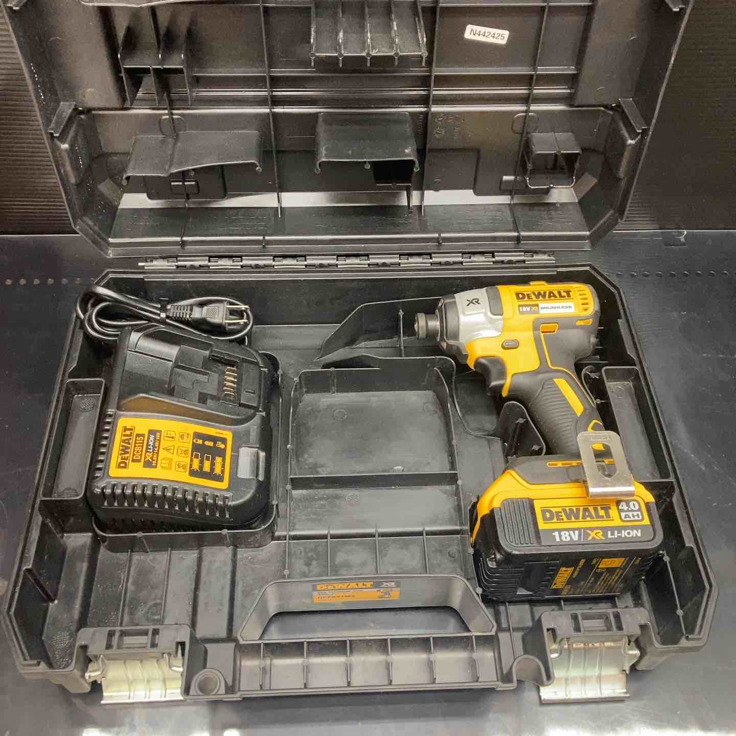 【中古】デウォルト DEWALT 申し受ける式インパクトドライバ DCF887 乾電池1個、申し受ける器、容れもの付【川越店】