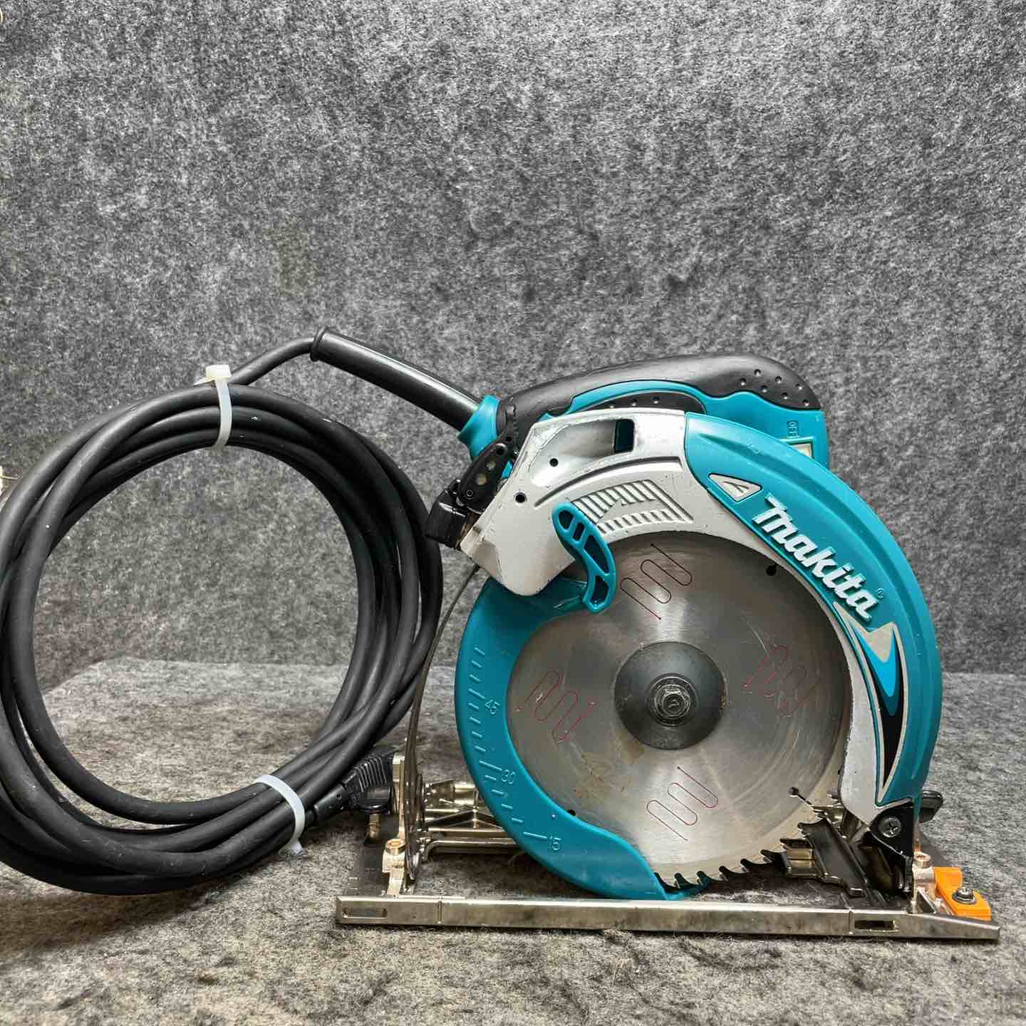【中古】マキタ(makita) 灯し火マルノコ 5637BA【桶川店】
