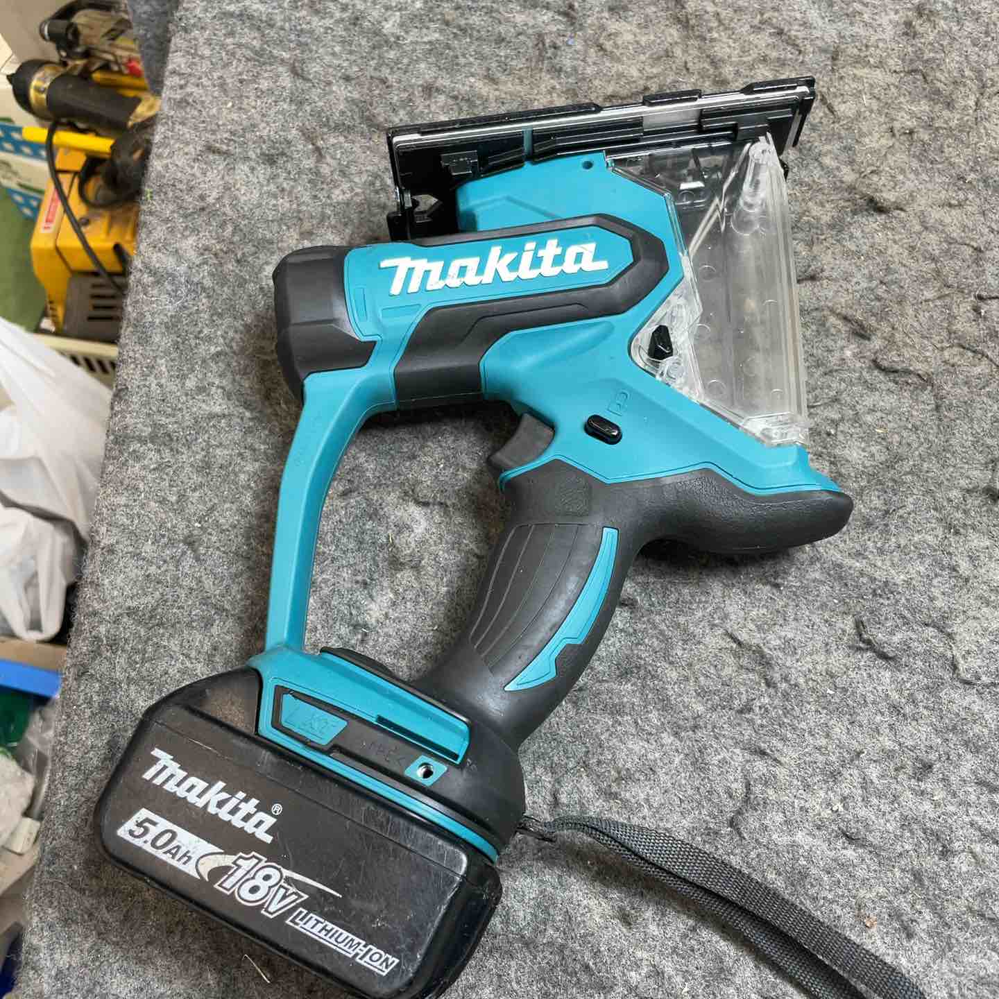 【中古】マキタ(makita) コードレスボードカッタ SD180DZ(5.0Ah乾電池付)【桶川店】