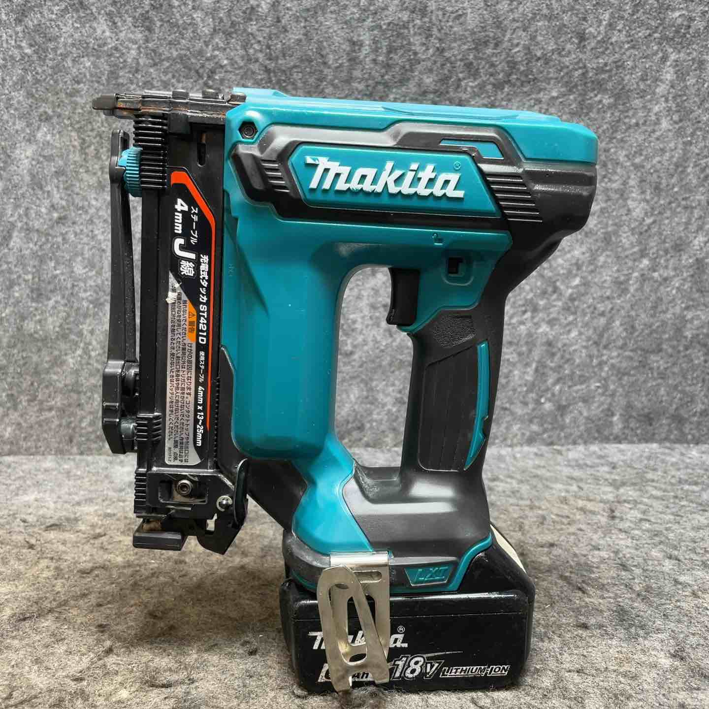 【中古】マキタ(makita) コードレスタッカー ST421DZ 6.0Ah乾電池付 【桶川店】