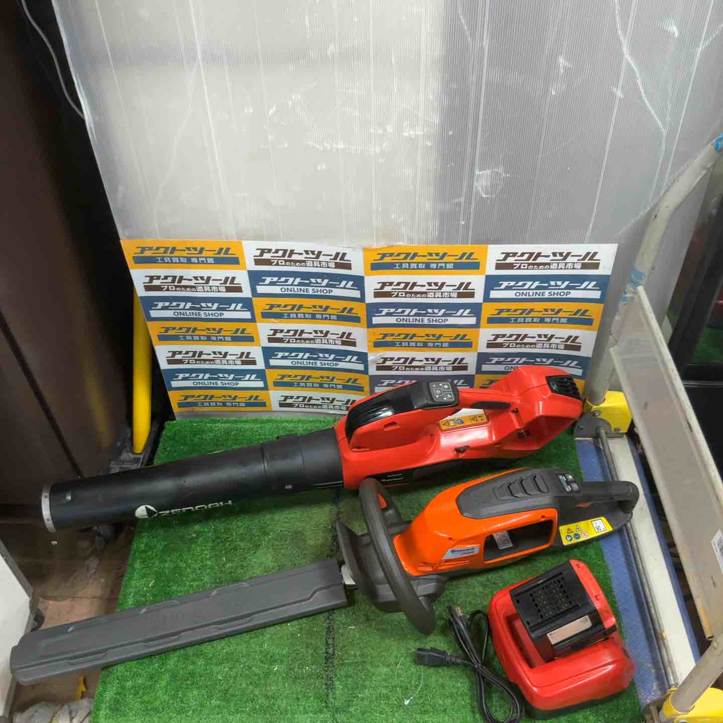 【中古】ZENOAH ゼノア コードレスブロワ BHB250P  Husqcarna ハスクバーナ 乾電池式ヘッジトリマー 215iHD45  乾電池1個 申し受ける器付【草加店】