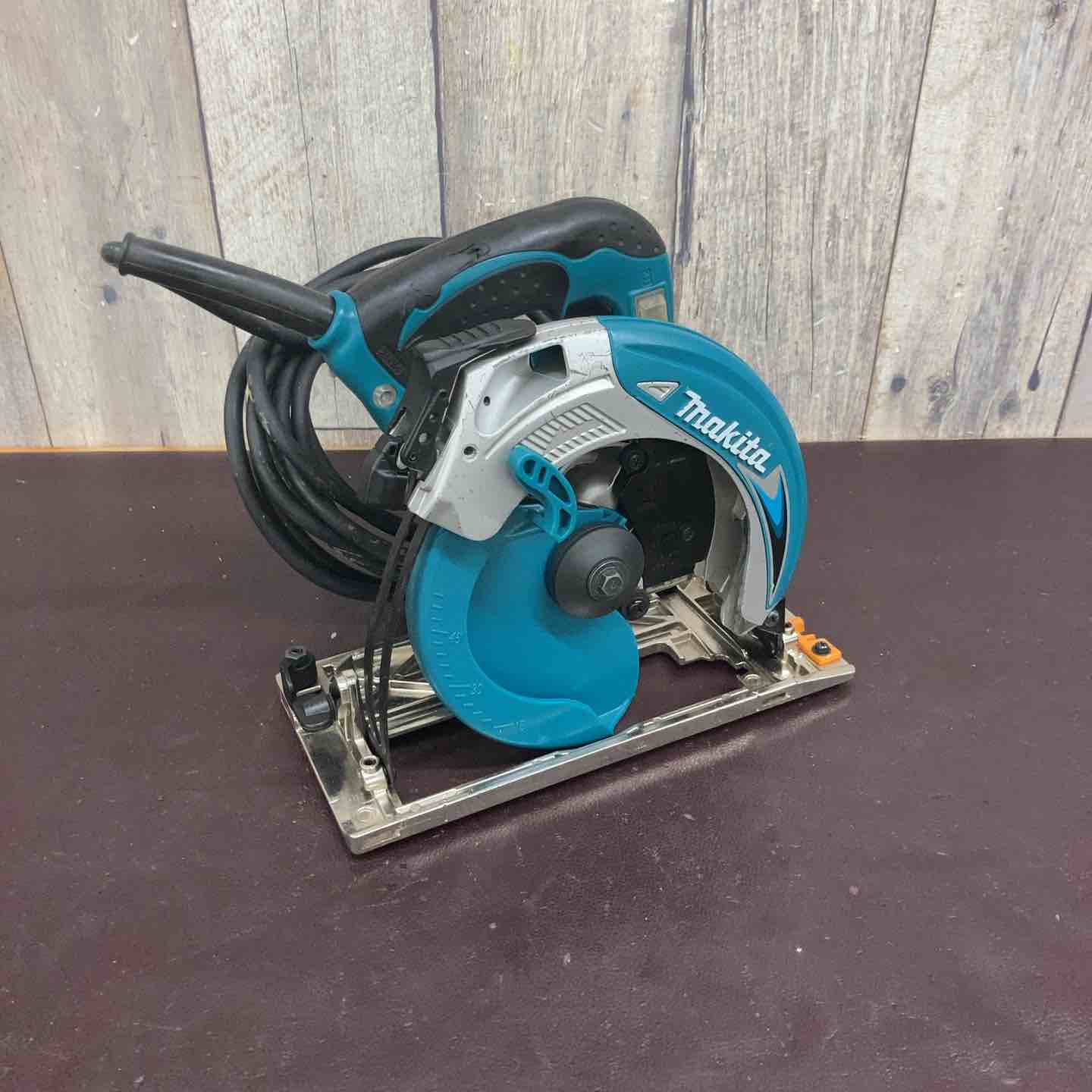 【中古】【中古品】 マキタ(makita) 灯し火マルノコ 5637BA 【東大和店】