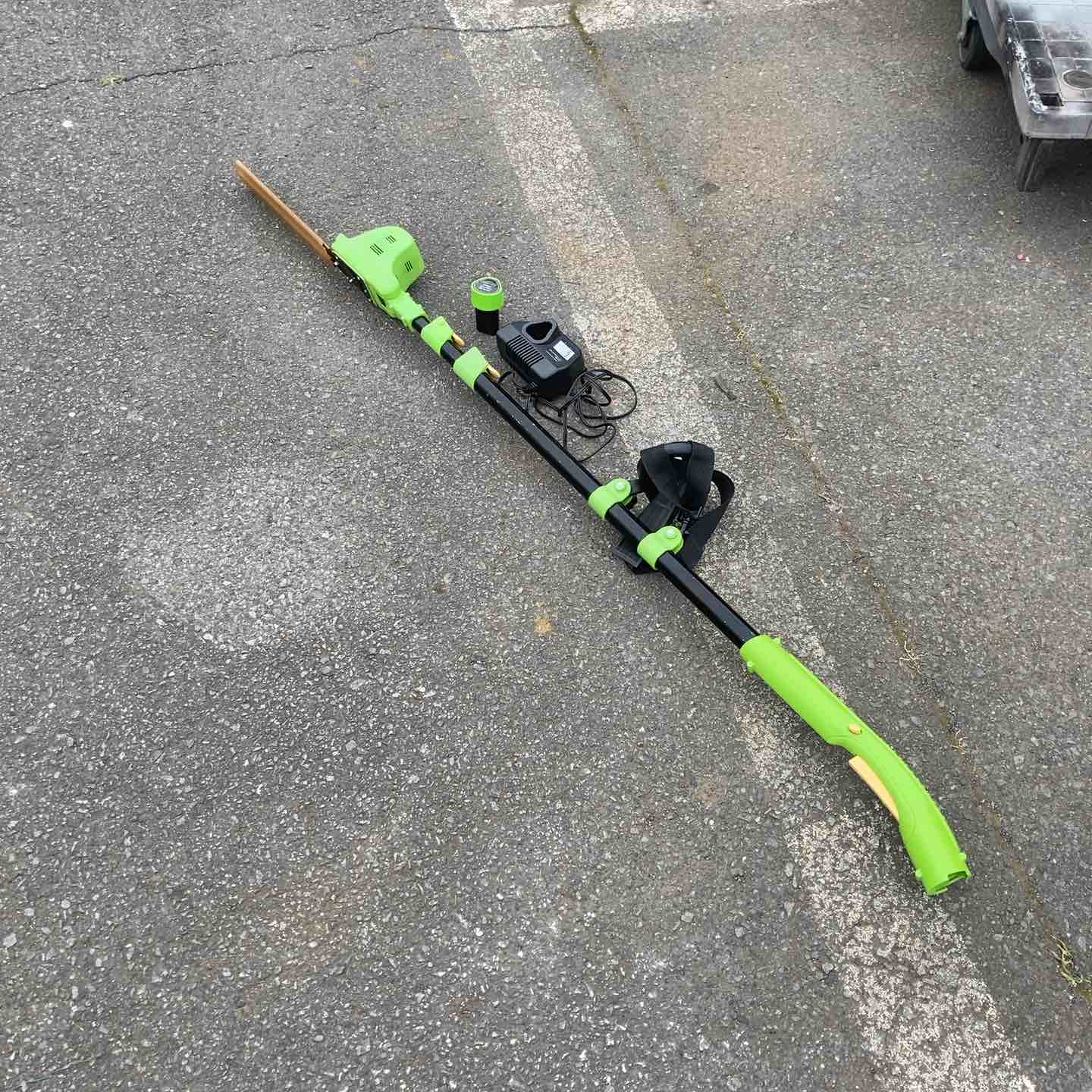 【中古】【中古品】申し受けるヘッジトリマー バリカン 乾電池申し受ける器付 【東大和店】
