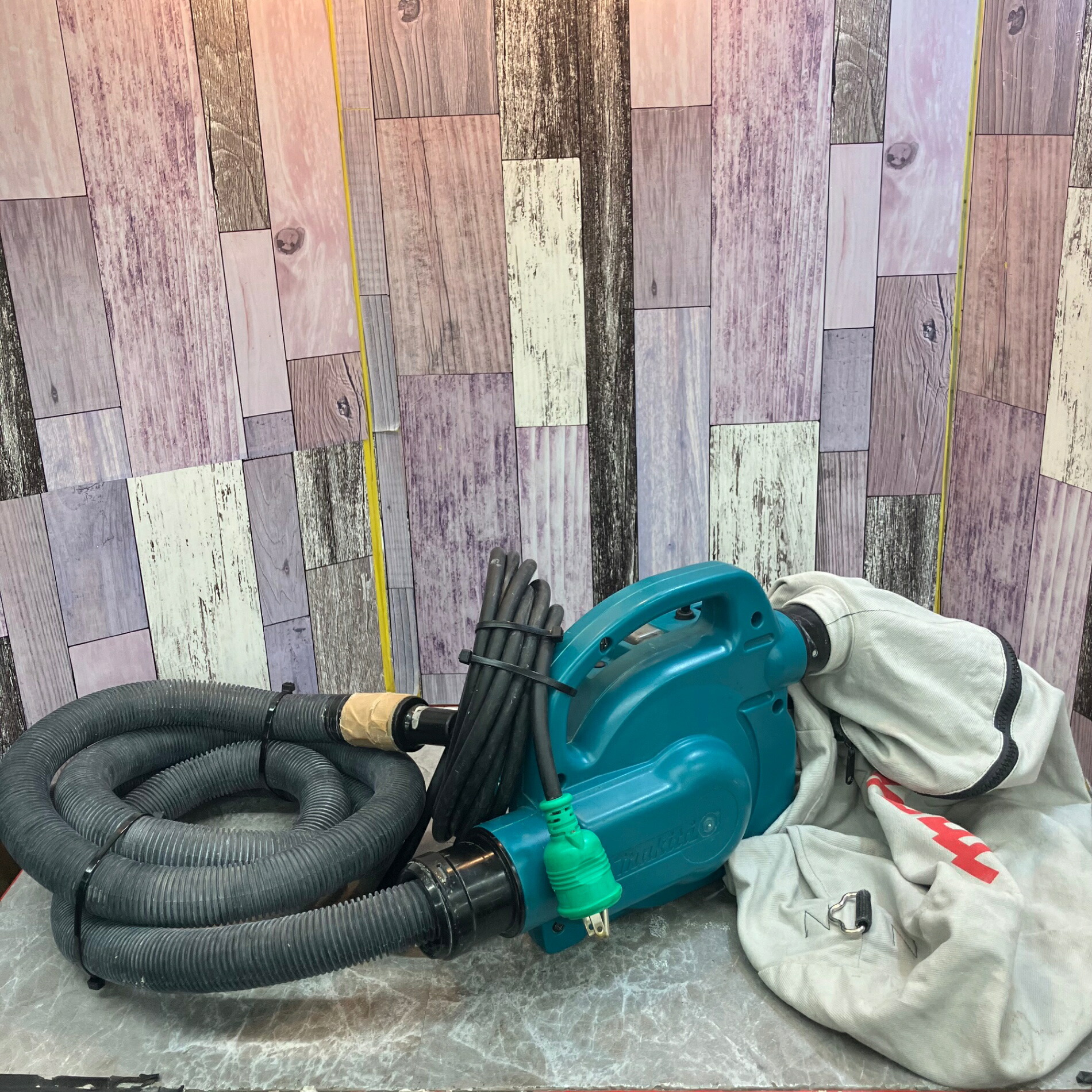 【中古】★マキタ(makita) 小型集じん機 乾式 450(P) 集じん袋、配管付き添い人【八潮店】