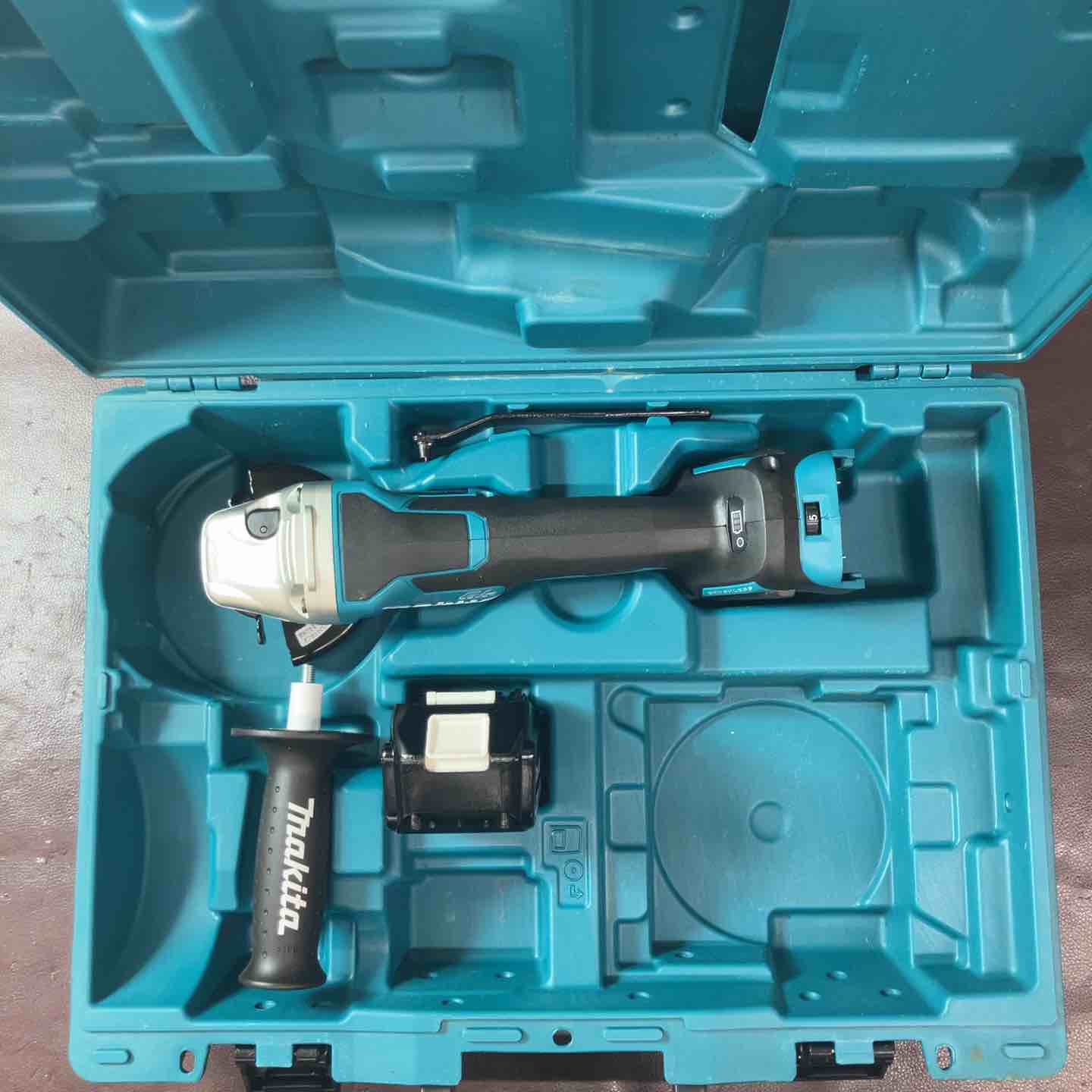 【中古】【中古品】マキタ(makita) 100mmコードレスディスクグラインダ GA418DZ バッテリー付属【東大和店】｜アクトツール店 22,176円