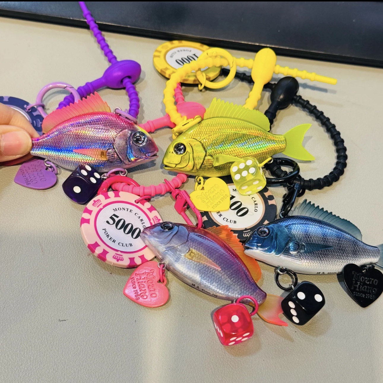 魚の形のプラスチックキーホルダー2個セット buoy（ブイ）キーホルダー おさかな - 新三郎商店 またいちの塩