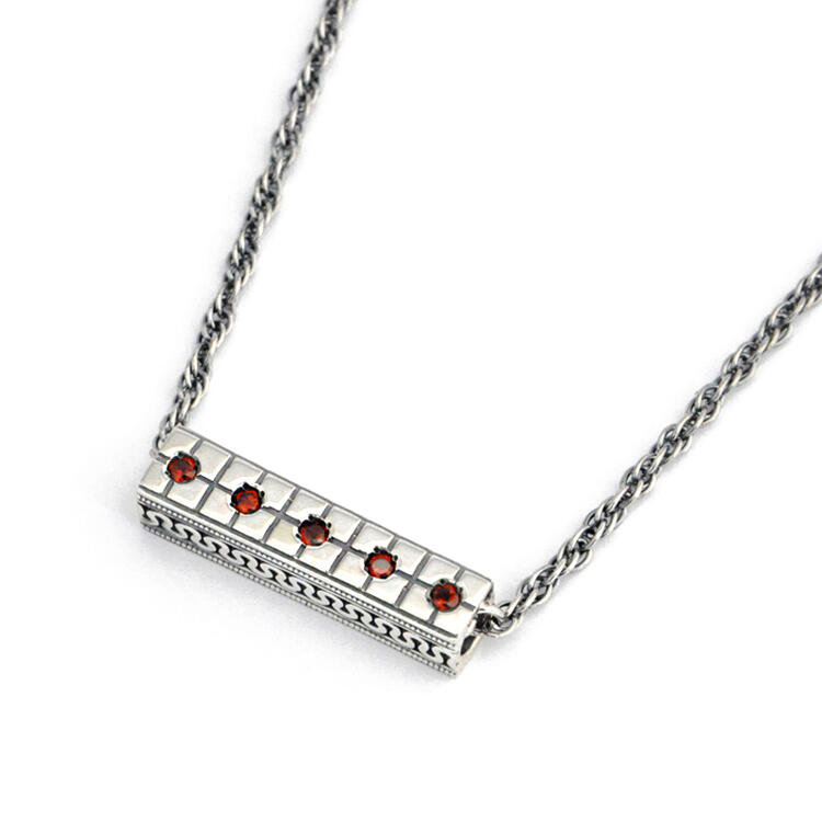 シルバー925 メンズネックレス　Geometric pattern＝幾何学模様。オリエンタルな幾何学模様を入れた、スティックのTop。ガーネットをセッティング。（ Geometric pattern Stick type Necklace Antique silver ）｜AG-ROOM店