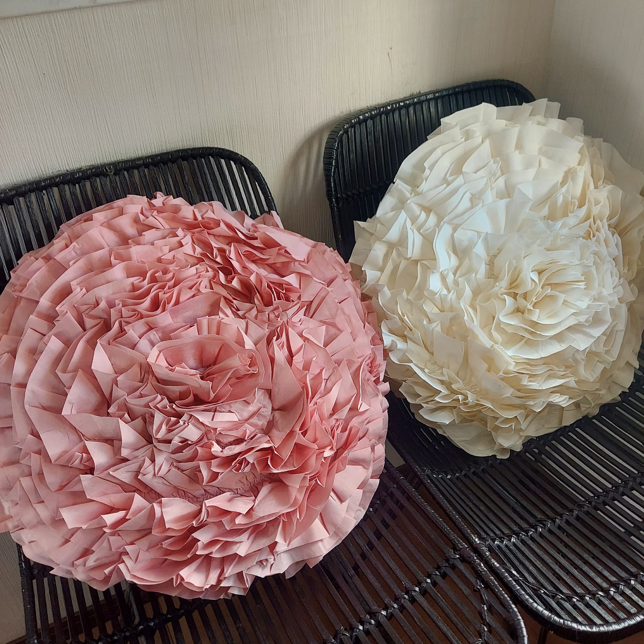 ai 即納　薔薇のクッション　ローズ　可愛い 中身入り サーモンピンクとオフホワイト リビング アクセント 車に 大人 可愛い アイセレクト お勧め おしゃれ インテリア　薔薇　バラ　綺麗　リビング　寝室　お見舞い　プレゼント　ギフト