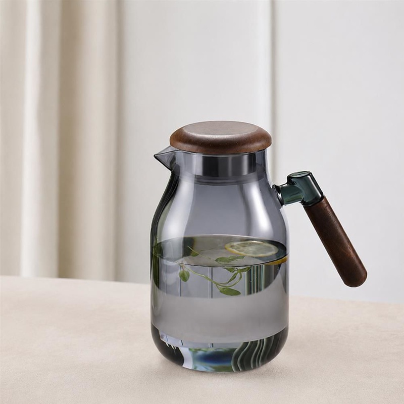 ピッチャー ガラス 耐熱 1.6L 冷水筒 麦茶ポット おしゃれ 天然木製蓋 洗いやすい 水差し カラフェ 麦茶入れ 大容量 家族用 かわいい 液だれしにくい 熱湯 直火対応 広口 家庭用 オフィス｜あいあいロジスティック