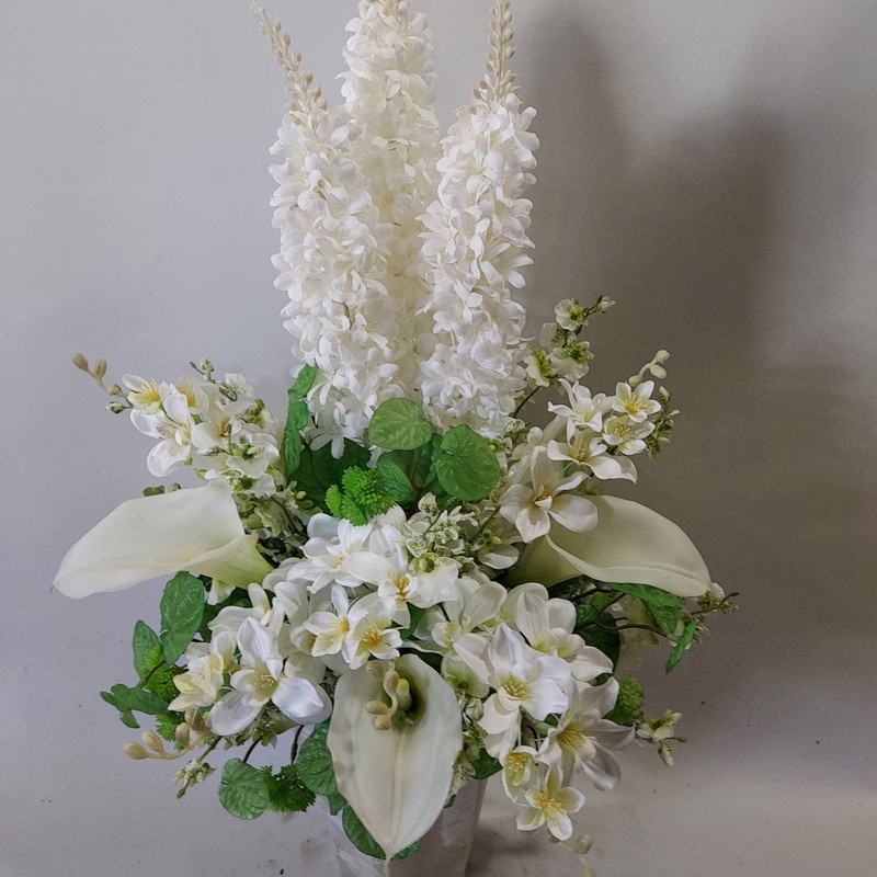 白デルヒィニュウム＆白デンフアレ＆白カラーMIXアレンジ(造花)【R11】約高80&times;幅50（造花）光触媒　アートフラワー　アーティフィッシャル　お誕生日　お祝い　開店祝い　祝　立札無料｜愛フラワー＆グリーン 店