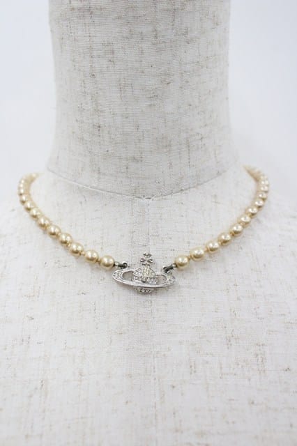 税込3980円以上購入で【送料無料】【USED】Vivienne Westwood / ミニバスレリーフパールチョーカー ヴィヴィアンウエストウッド ビビアン シルバーＸベージュ 【中古】 I-26-02-25-035-nl-HD-ZI