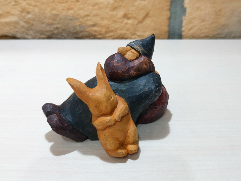 コロポックル 　ウサギと一緒に一休み　木彫り　かわいい　ハンドメイド　藤岡孝一作　送料無料