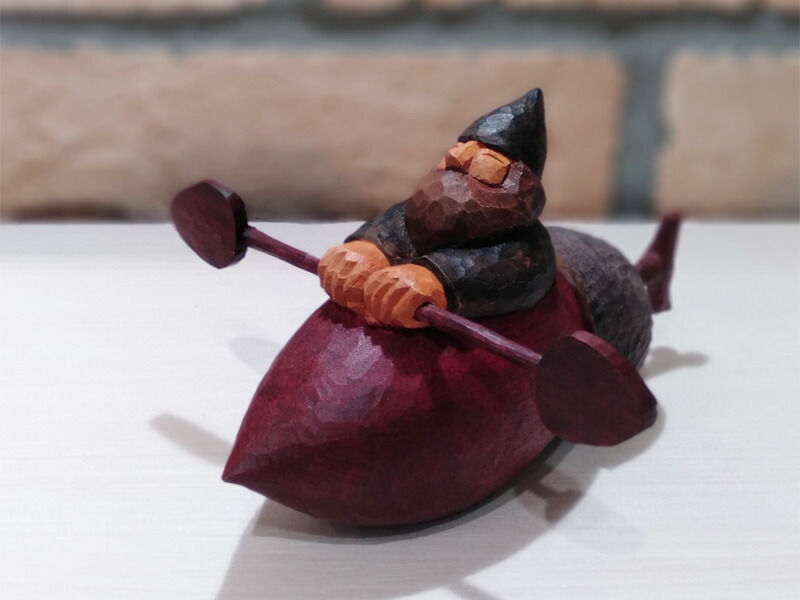 コロポックル 木彫り どんぐりのカヌーに乗ったコロポックル かわいい ハンドメイド