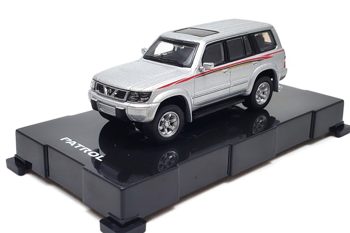 ラスト価格！オットーモービル 日産 パトロール GR Y61 1998 グリーン Amazon.com: OTTO Mobile 1/18 - Nissan Patrol GR Y61-1998