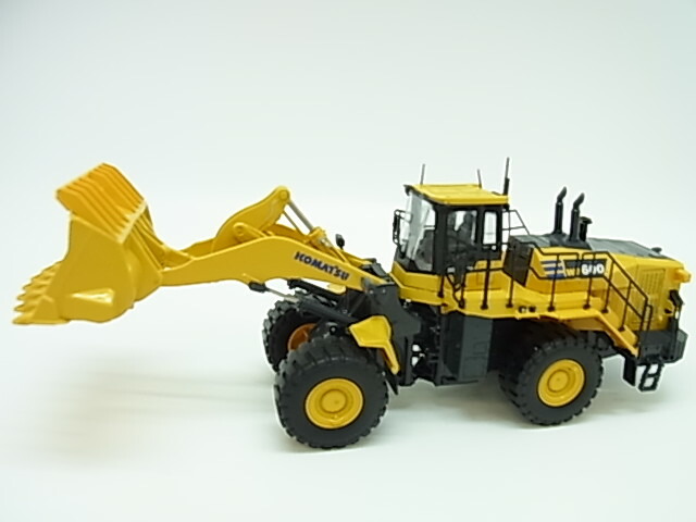 ミニカー 1/50 コマツ UH 8139 WB97S-8 ローダー Universal Hobbies 1:50 Scale Komatsu WB97S-8 4WD with Front Loader