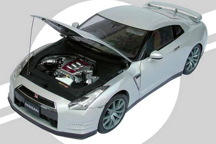 イクソ 1/8 日産 GT-R 2011 シルバーキット イルミネーション付き 開閉 Ixo 1:8 Nissan GT-R 2011 silver KIT with illumination