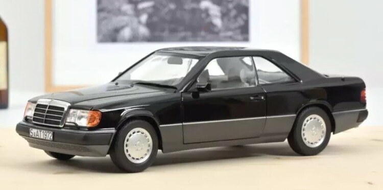 レベル　1/18　ベンツ　２３０E Diecast 1:18 Scale BENZ 230E W123 1975 Classic Car