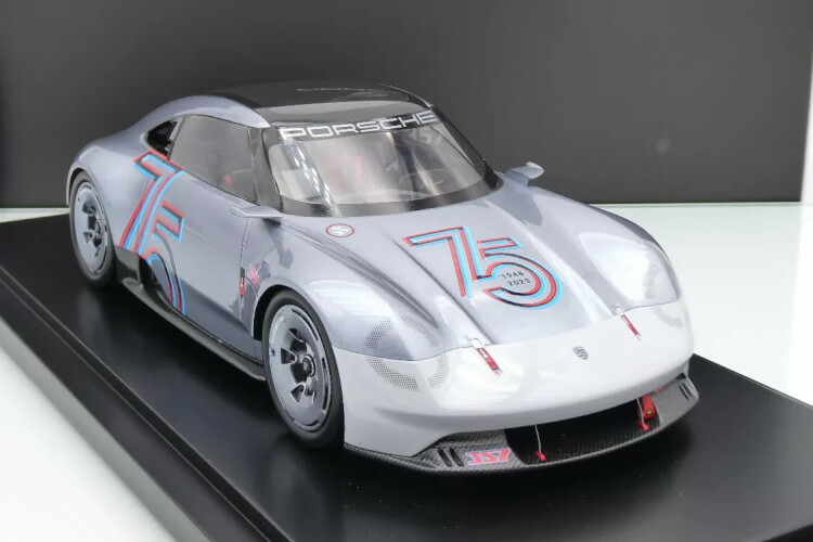 ポルシェ特注 スパーク 1/18 ポルシェ ビジョン 357 クーペ 75 イヤーズ エディション 2023 シルバーブルーメタリック ディスプレイケース付き 500台限定 Spark 1:18 Porsche Vision 357 75 Years 2023 silver blue metallic with case limited 500 pcs