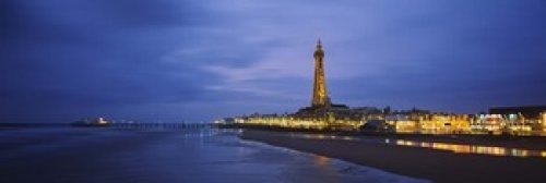 【中古】【未当てはめる・未開封品】Panoramic Images ? Buildings lit up at dusk, Blackpool Tower, Blackpool, Lancashire, England 美術 刷り上げる (91.44 x 30.48 c