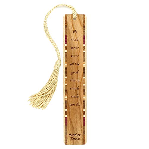 【中古】【未使用・未開封品】Mother Teresa スマイル 引用句 刻印 木製しおり タッセル付き 米国製 カスタマイズ可