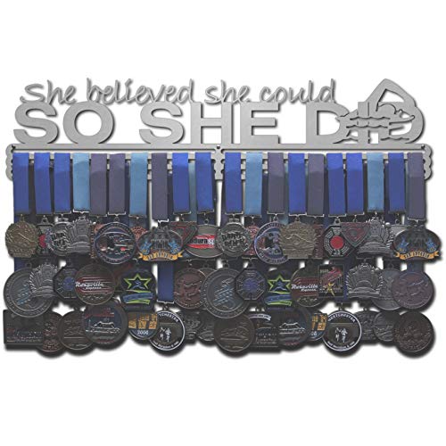 【中古】【未使用・未開封品】Allied メダルハンガー - She Believed She Could So She Did (スイマーフィギュア): 賞状ディスプレイラックホルダー - 複数サイズオプション (
