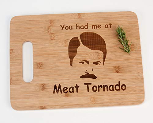 【中古】【未使用・未開封品】Ron Swanson You Had Me At Meat Tornado 面白い公園とレクリエーションの彫刻 竹製まな板 ハンドル付き 公園とレクリエーションギフト|AJIMURA-SHOP