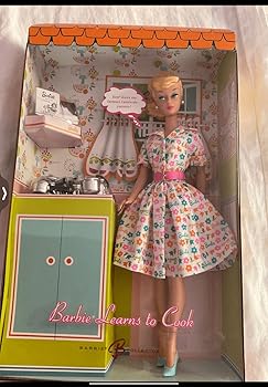 【中古】Barbie LEARNS TO COOK Doll w Silver Tone Cookware GOLD LABEL (2006)