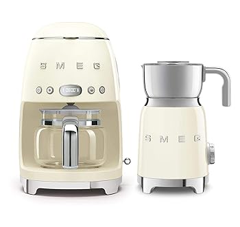 【中古】Smeg DCF02US 50年月日 レトロスタイル ドリップこし器 珈琲製造会社バンドル MFF01 乳汁泡立て器 (皮膚軟化剤)