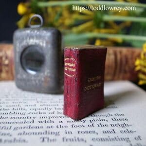 【中古】世界で最も小さな英語辞典イギリス アンティーク 豆本 古書 拡大鏡 ケース入りAntique Miniature English Dictionary with Case