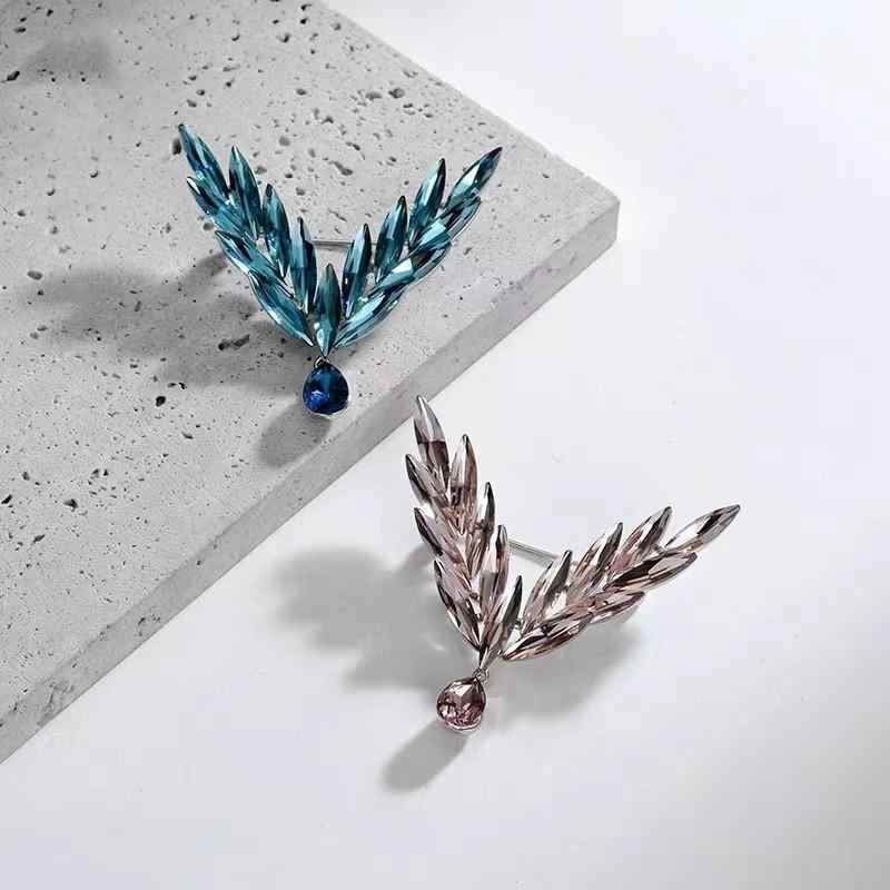 ブローチ レディース ブルー クリスタル 天使の翼 ジルコニア 高級感 エレガント 上品 銅製 ライトラグジュアリー ファッション 通勤 装飾品 アクセント