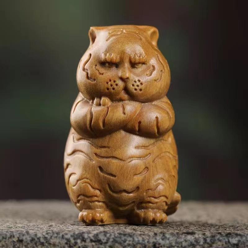 置物 緑檀 木彫り 無垢材 細工 新中式 虎 トラ タイガー 寅 干支 縁起物 かわいい 癒し ふっくら 咆哮 躍動感 卓上 デスク リビング インテリア オブジェ 装飾品 マスコット