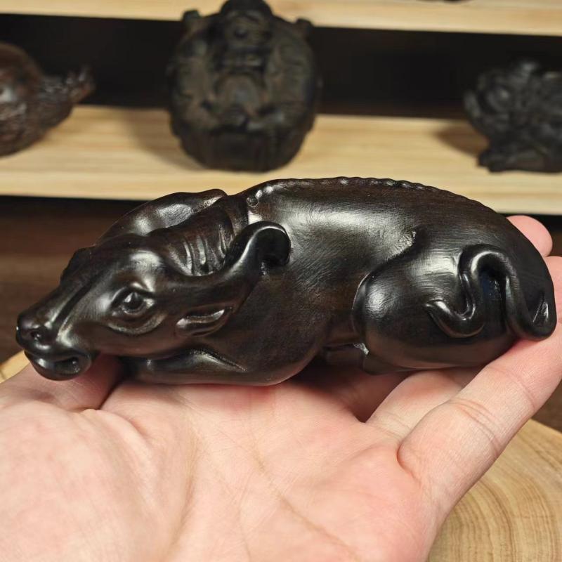 木彫り 開運 縁起物 干支 牛 インドネシア ダラガン黒檀 無垢材 11cm 工芸品 置物 オブジェ インテリア デスク飾り 新中国スタイル 高級感 ギフト 贈り物 風水