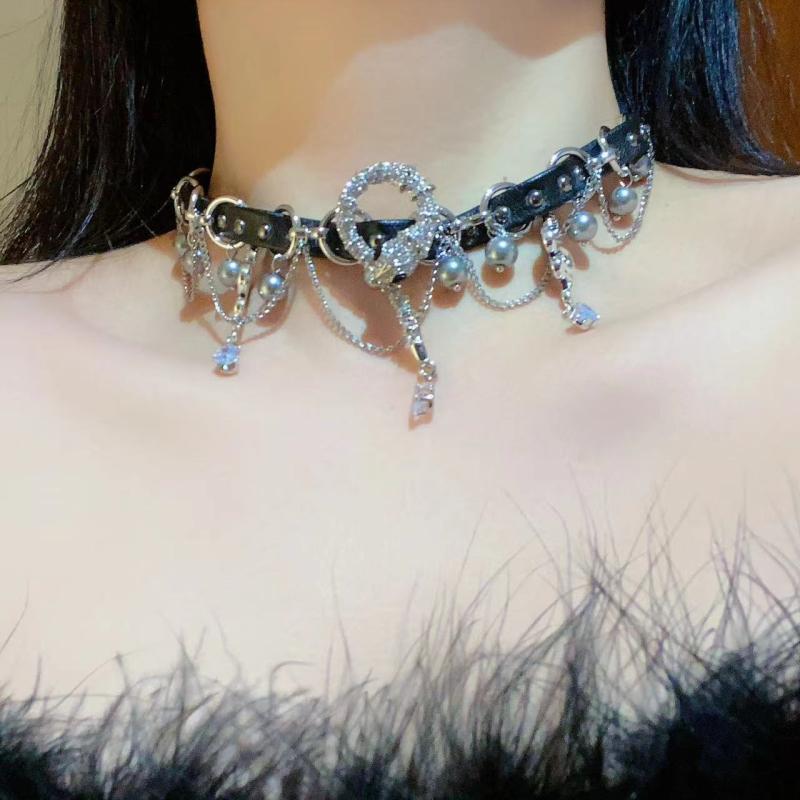 チョーカー ネックレス レディース 女性用 レザー 革製 スネークモチーフ 蛇 パール 真珠 タッセル フリンジ 鎖骨チェーン ショートネックレス 合金製 個性的 クール パンク ヒップホップ ロック スタイリッシュ カジュアル 秋冬 電気メッキ加工