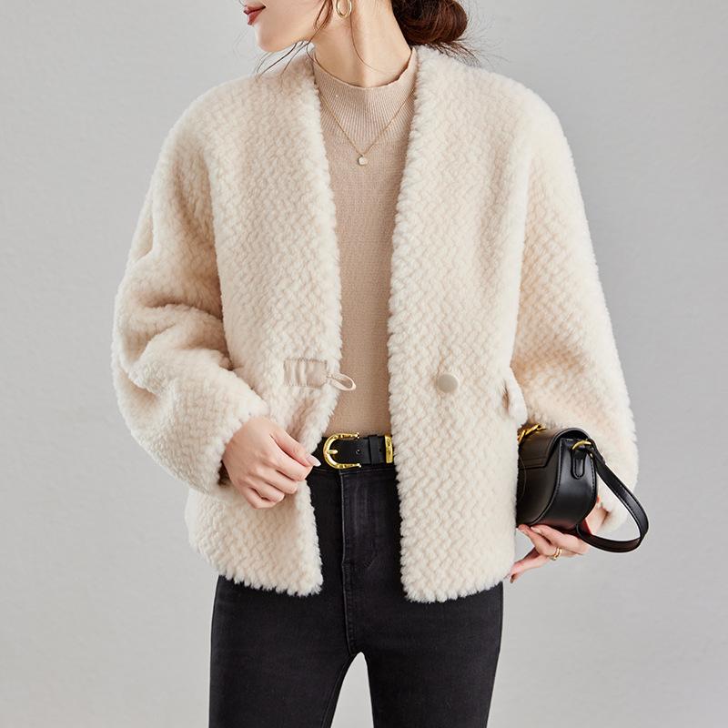 ファーコート レディース もこもこ ボア ムートン フェイクファー チャイナボタン 低身長 ショート丈 長袖 Vネック ポケット付き エレガント 上品 きれいめ 冬 ファッション 着回し アイボリー ベージュ