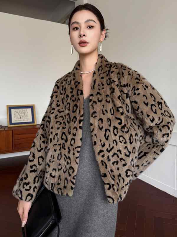 アウター レディース ミンクファー コート 冬 ヒョウ柄 ショート丈 Vネック 毛皮 ファッション きれいめ 通勤 オフィス 長袖 上品 暖か 大人｜あじゅり
