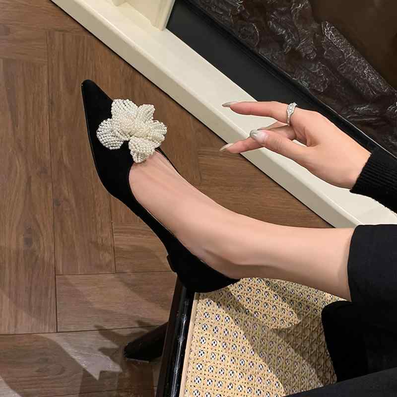 パンプス レディース 女性用 パール 花 ポインテッドトゥ 3.5cm ウェッジヒール 浅口 スリッポン ブラック 羊革スエード 大人 きれいめ 上品 デイリー オフィス 通勤 靴