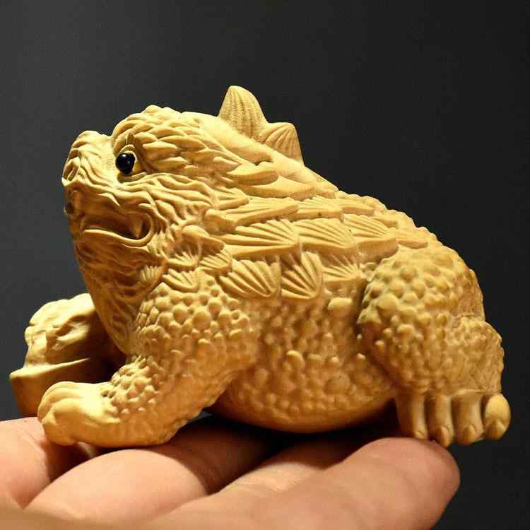 置物 ツゲ 無垢材 木彫り 三足金蟾 ヒキガエル 手持ち飾り 手遊び オブジェ 縁起物 招財 風水 インテリア 新中式スタイル 茶席飾り 装飾品 ギフト 贈答品