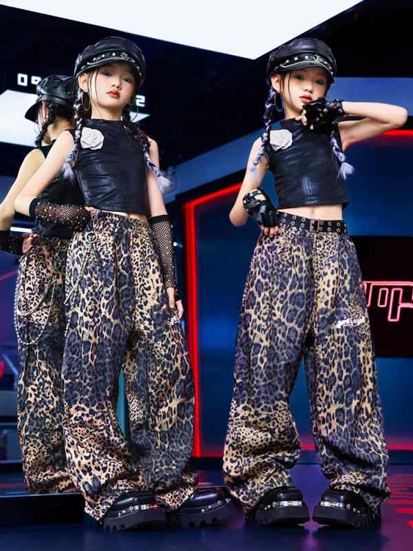 ダンス衣装 女の子 キッズ ジュニア ジャズダンス ヒップホップ K-POP 発表会 ステージ レッスン着 ストリート クロップド丈 トップス コットン 綿 春夏 ヒョウ柄 蛇柄 黒 ラインストーン クール ファッション