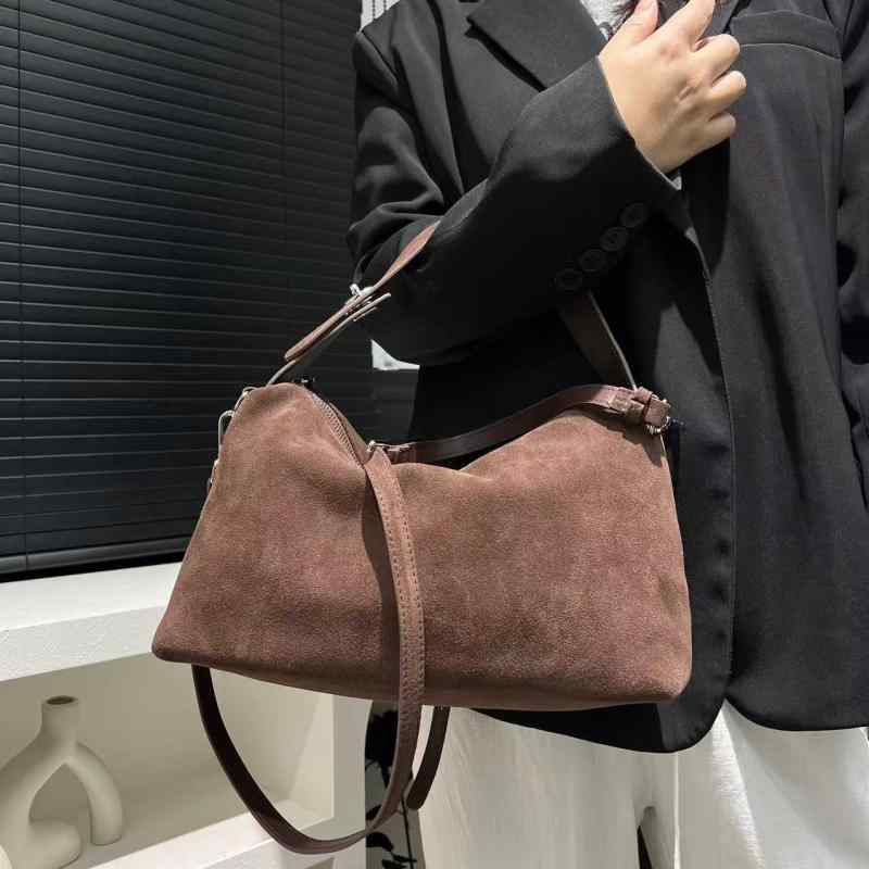 バッグ レディース ソフト本革 マットレザー 韓国スタイル 2WAY ショルダーバッグ ハンドバッグ ピロー型 シンプル トレンド デイリーユース 秋冬 ファスナー開閉 内ポケット付き ブラウン系 6,975円
