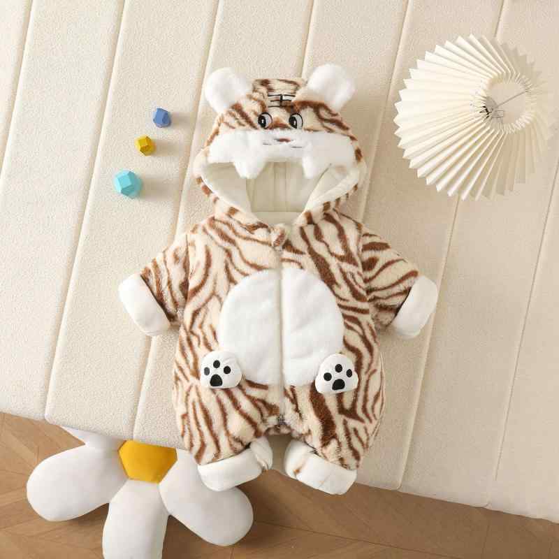 カバーオール ベビー 新生児 赤ちゃん 男の子 女の子 男女兼用 秋冬 厚手 裏起毛 暖かい 防寒 フリース モコモコ 虎柄 タイガー柄 キャラクター かわいい お出かけ 普段使い 抱っこ用 ロンパース つなぎ ブラウン系
