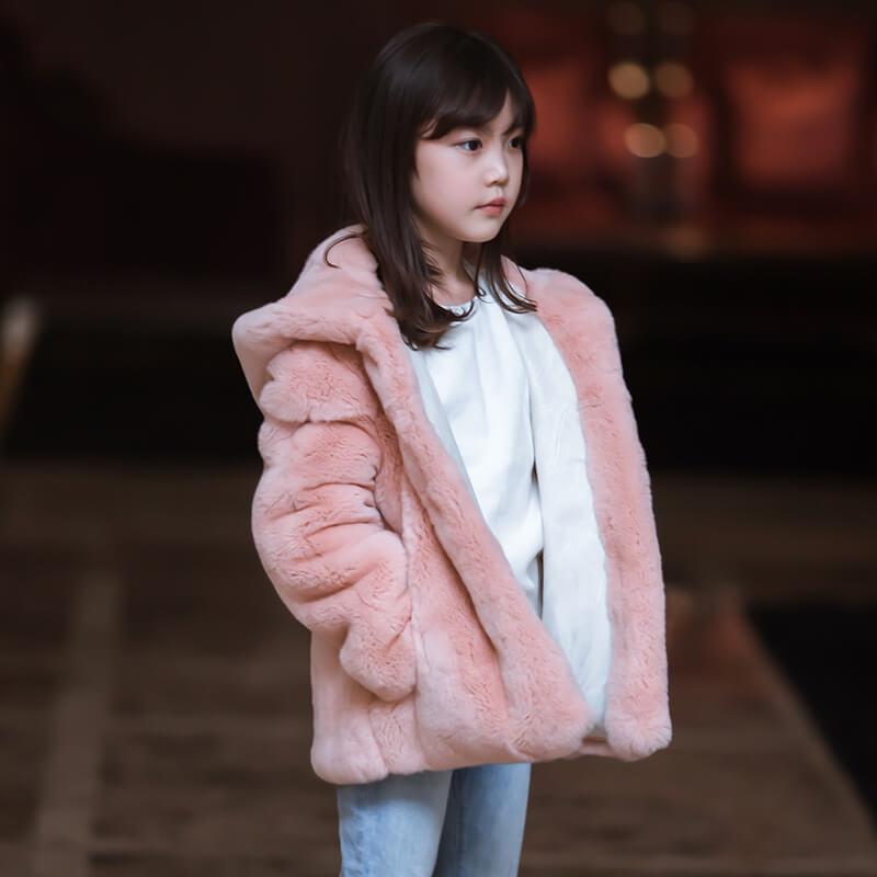 コート キッズ 男の子 女の子 レッキスラビットファー ホールスキン リアルファー フード付き 中綿入り ミドル丈 ハーフ丈 厚手 暖かい 冬 防寒 保温 高級感 普段使い お出かけ 無地 子供用 アウター｜あじゅり