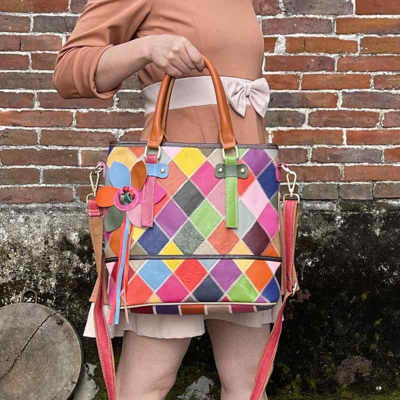 バッグ レディース 女性用 本革 牛革 ファーストレイヤーレザー 縦型 スクエア型 マルチカラー 切り替え 花柄 菱形格子 レトロ 欧米風 おしゃれ ファッション ソフト ファスナー開閉 収納豊富 ハンドバッグ 手提げ ショルダーバッグ 斜め掛け 日常使
