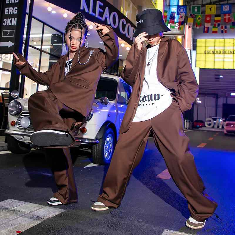 キッズダンス衣装 男の子 女の子 男女兼用 ヒップホップ ストリートジャズ 発表会 ステージ パフォーマンス ファッションショー イベント向け ブラウン スーツ セットアップ ジャケット パンツ 綿混 ソフトタッチ おしゃれ カジュアル 春秋