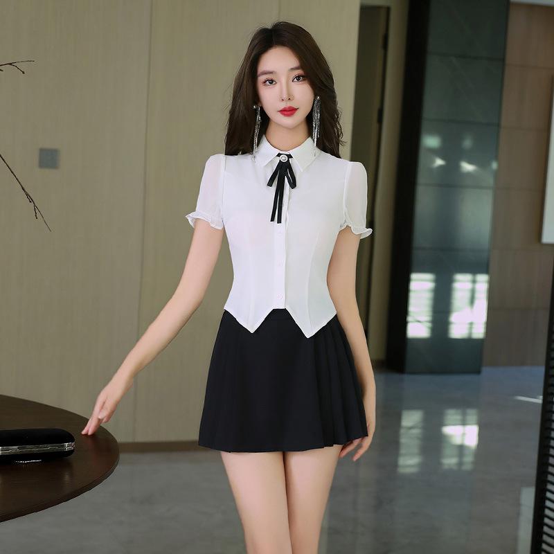 セットアップ レディース ホテル エステ 施術者 ユニフォーム 制服 サービス業 受付 通勤 オフィス 上品 エレガント きれいめ 半袖 ブラウス プリーツスカート ショート丈 ツーピース ポリエステル ナイロン 秋冬 ホワイト ブラック