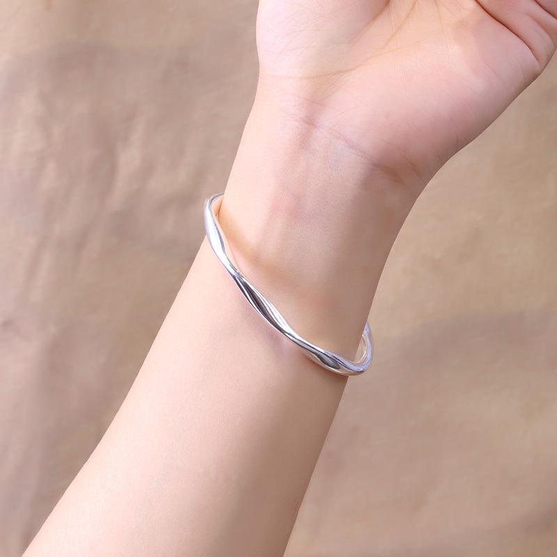バングル レディース 999純銀 モビウス オープン ソリッド 光沢 プレーン シンプル ブレスレット 女性用 アクセサリー ファッション 通勤 デイリーユース カジュアル ギフト プレゼント