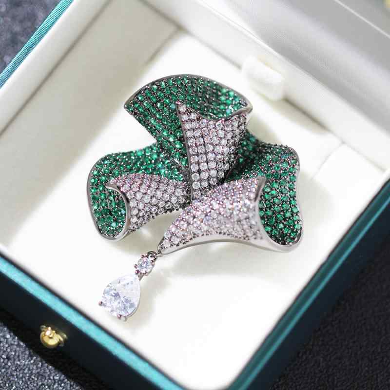 ブローチ レディース 高級感 ライトラグジュアリー 立体花モチーフ ジルコニア 金メッキ エレガント 上品 フォーマル 黒ベース バイカラー グリーン パープル 銅製 アクセサリー